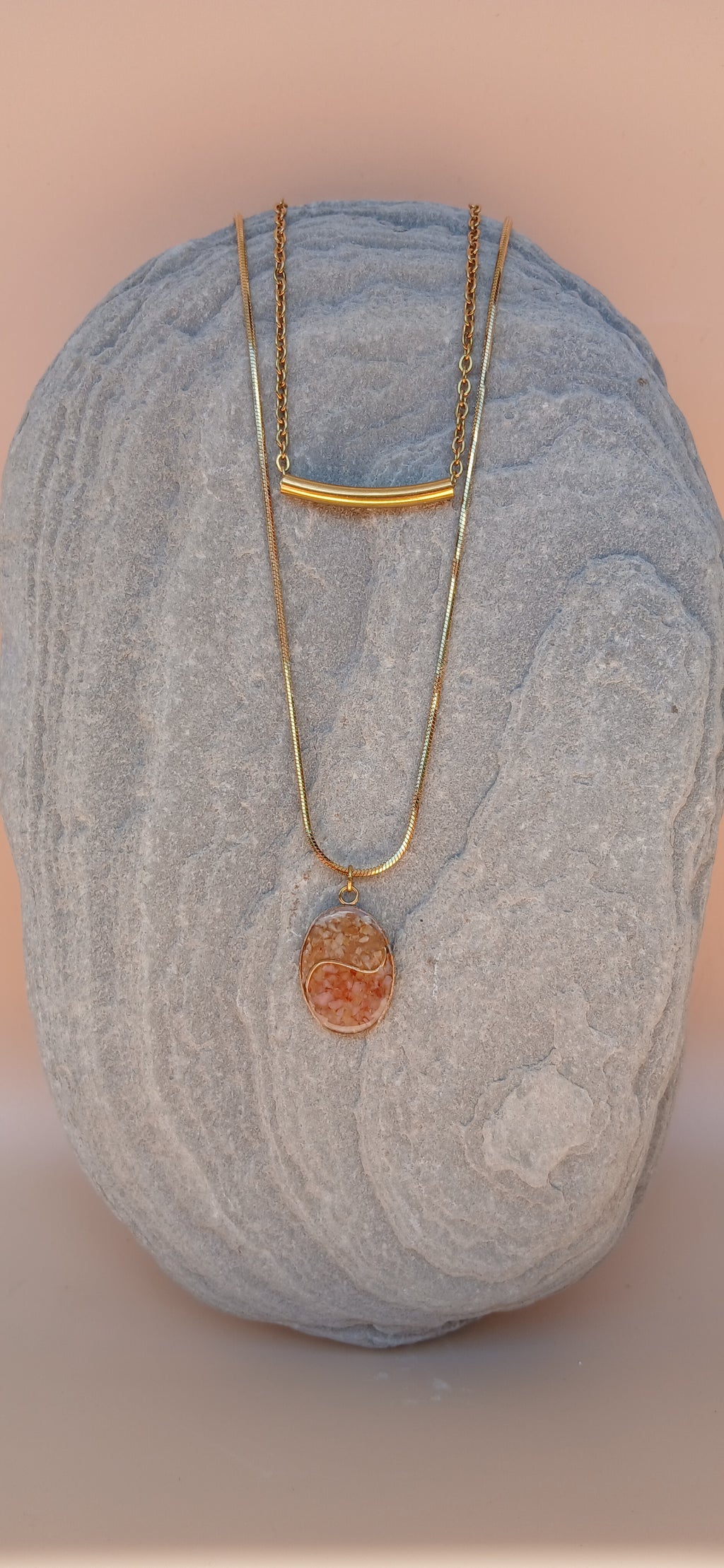 Goldene Halskette mit ovalem Naturstein Anhänger