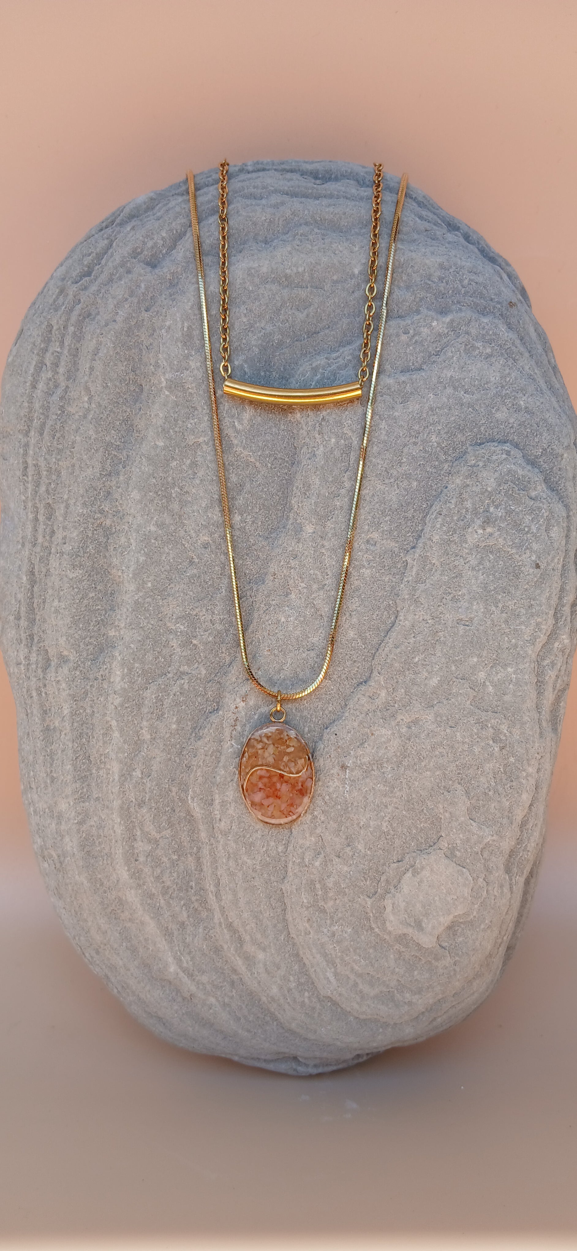 Goldene Halskette mit ovalem Naturstein Anhänger