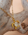 Goldene Halskette mit Schildkröten Anhänger