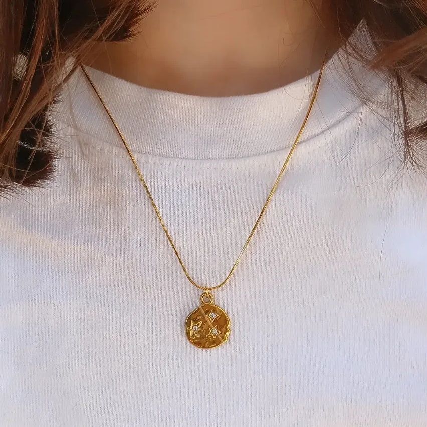 Goldene Halskette mit Stern Anhänger
