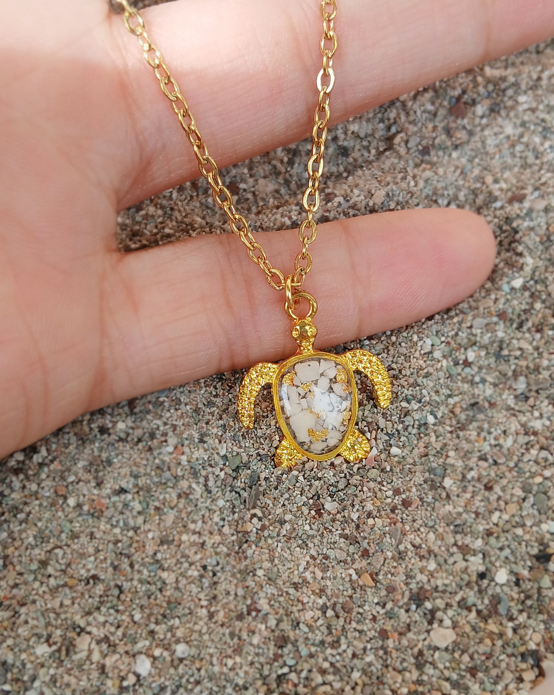 Goldene Halskette mit Schildkröten Anhänger