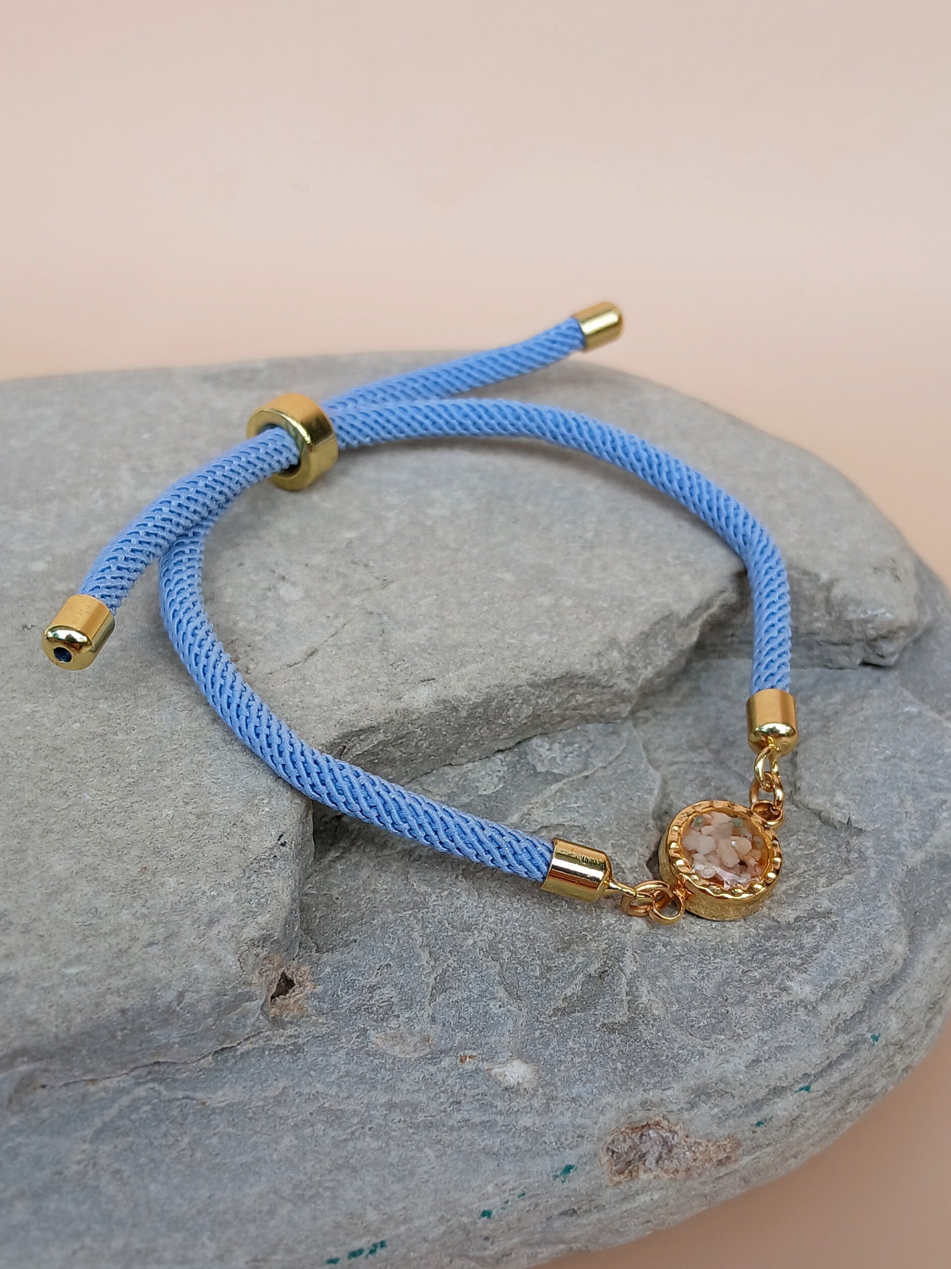 Kordel Armband Hellblau mit Flussstein Anhänger