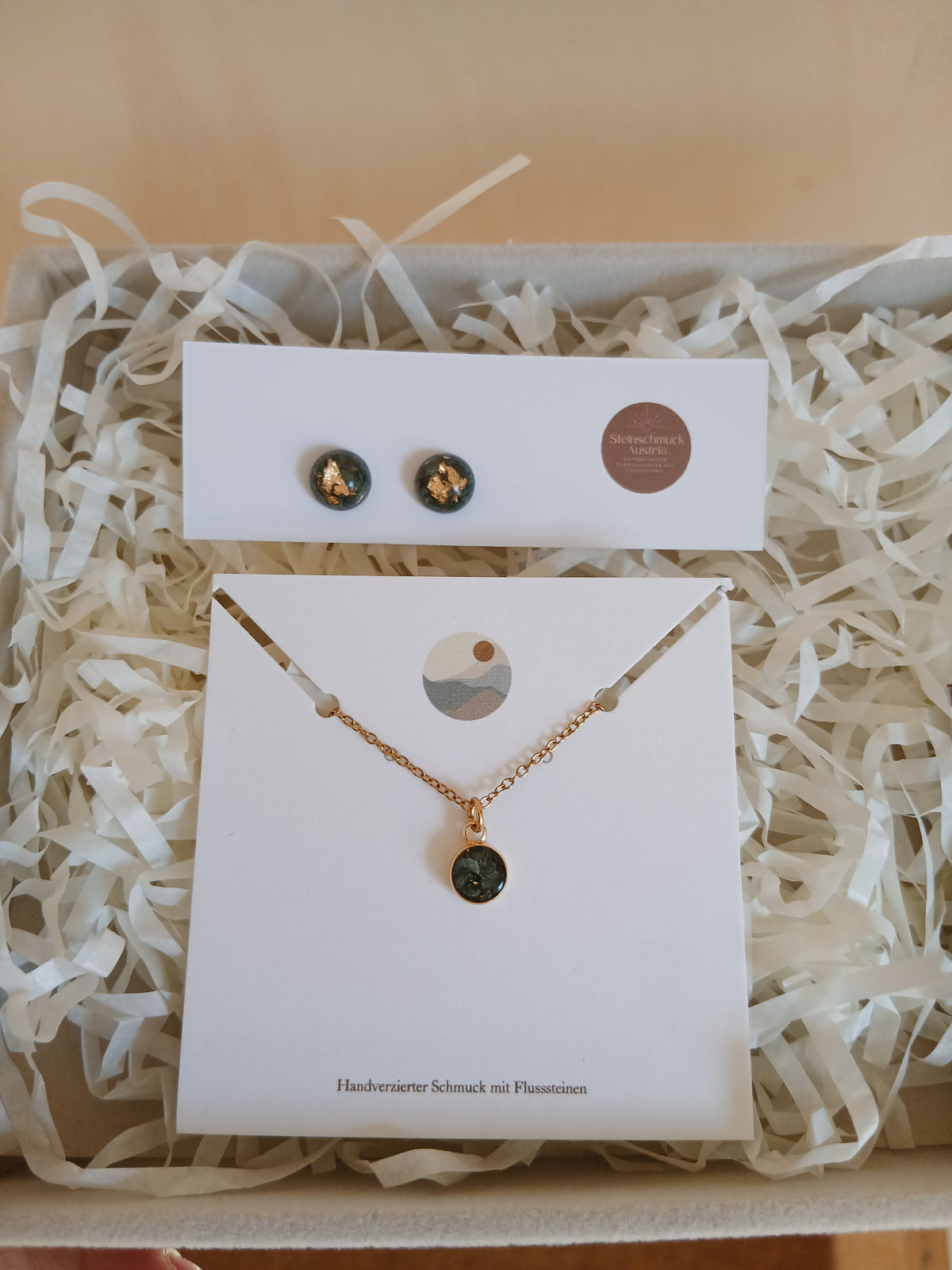 Schmuckset gold mit grünem Stein