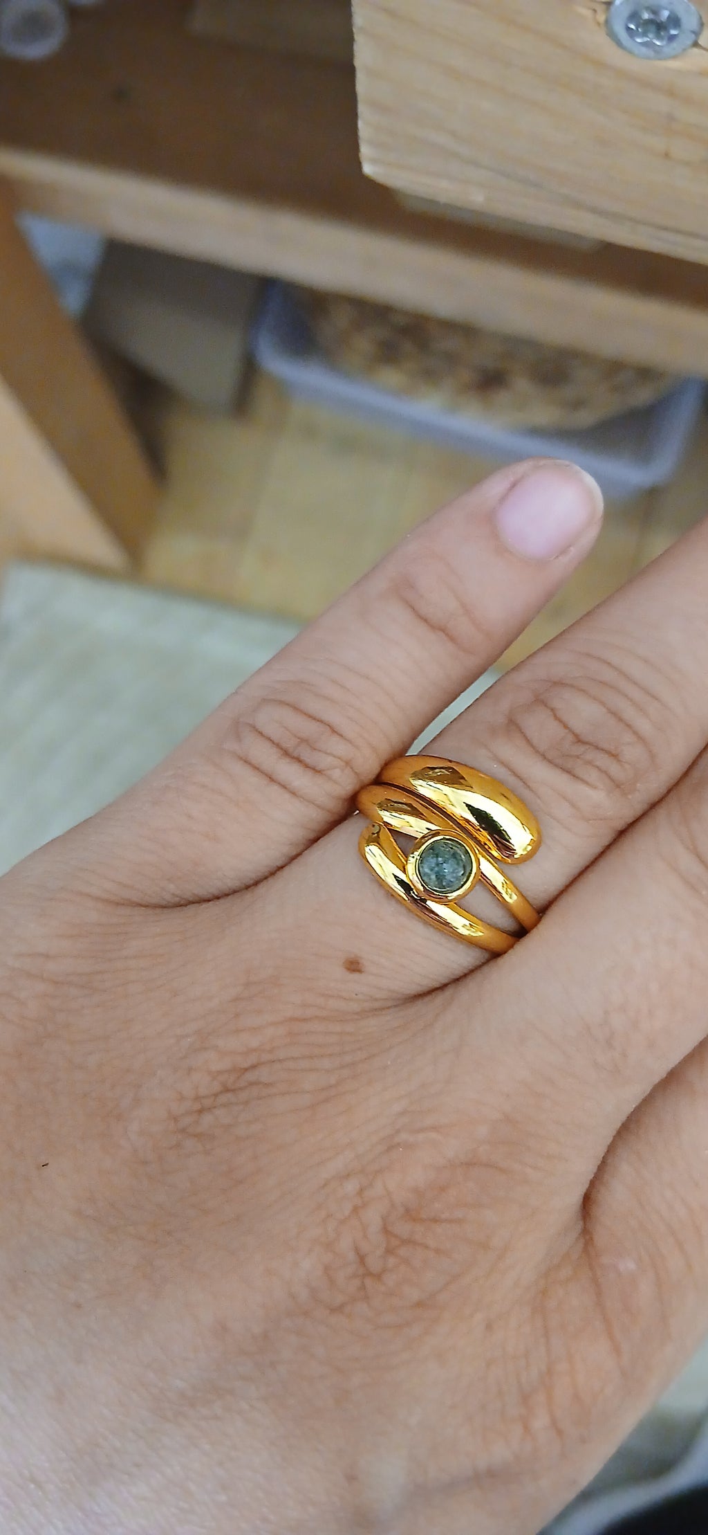 Goldener Statement Ring mit grünem Naturstein