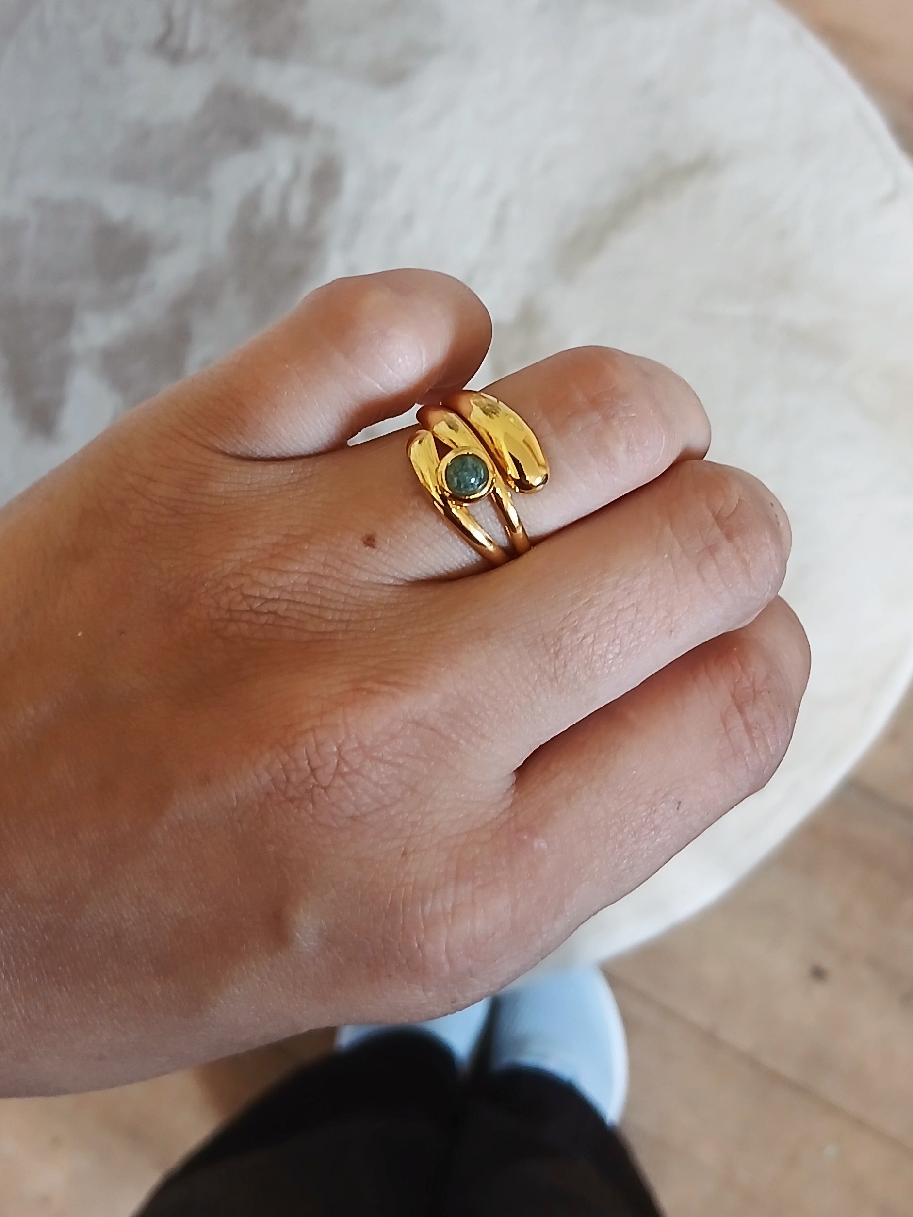 Goldener Statement Ring mit grünem Naturstein