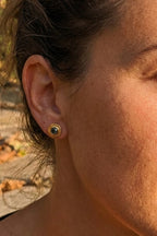 Gehämmerte Damen Ohrstecker mit grünem Naturstein