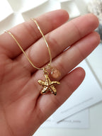 Goldene Seestern Kette mit grünem Naturstein