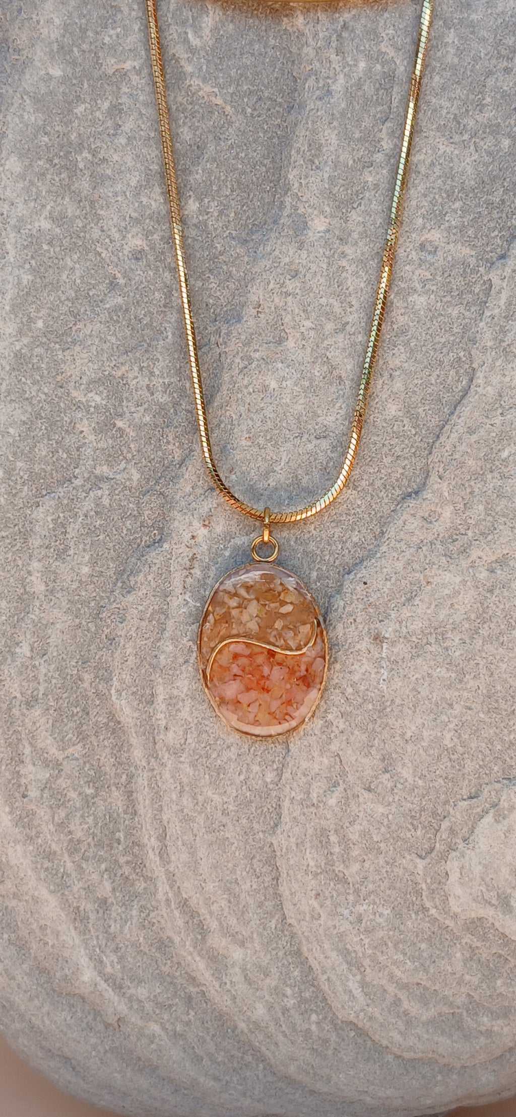 Goldene Halskette mit ovalem Naturstein Anhänger