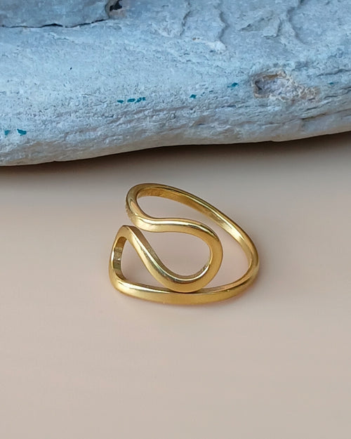 Damen Ring geschwungen