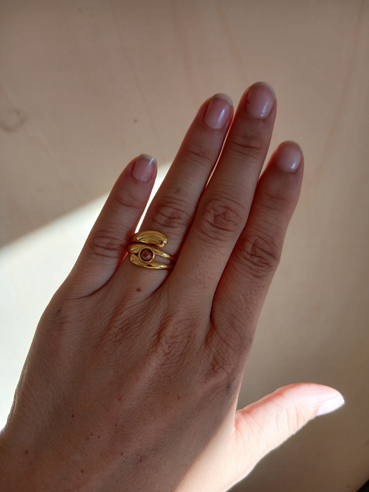 Goldener Statement Ring mit dunkelrosa Quarz - Maja