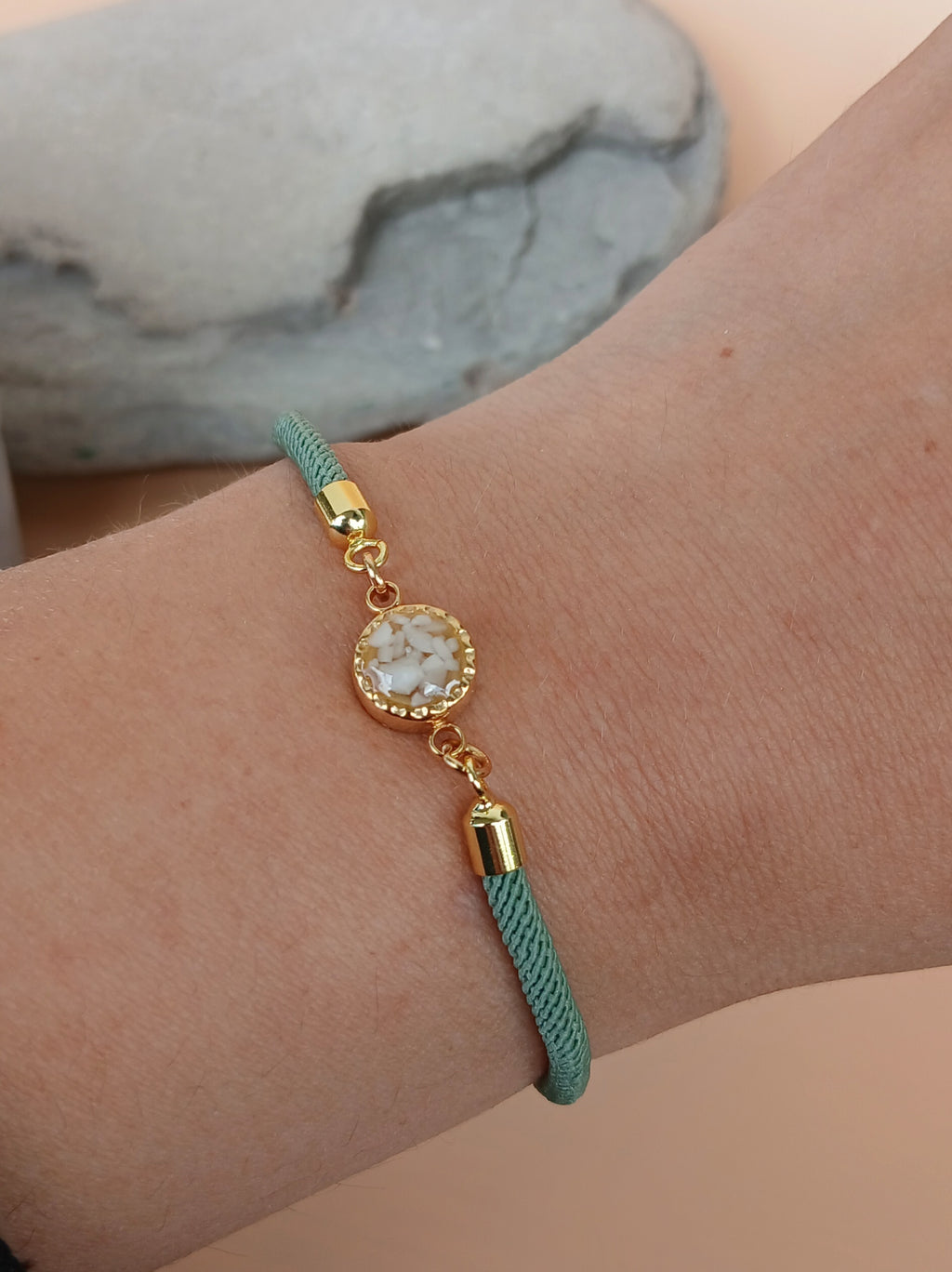 Grünes Naturstein Armband mit Schiebeperle