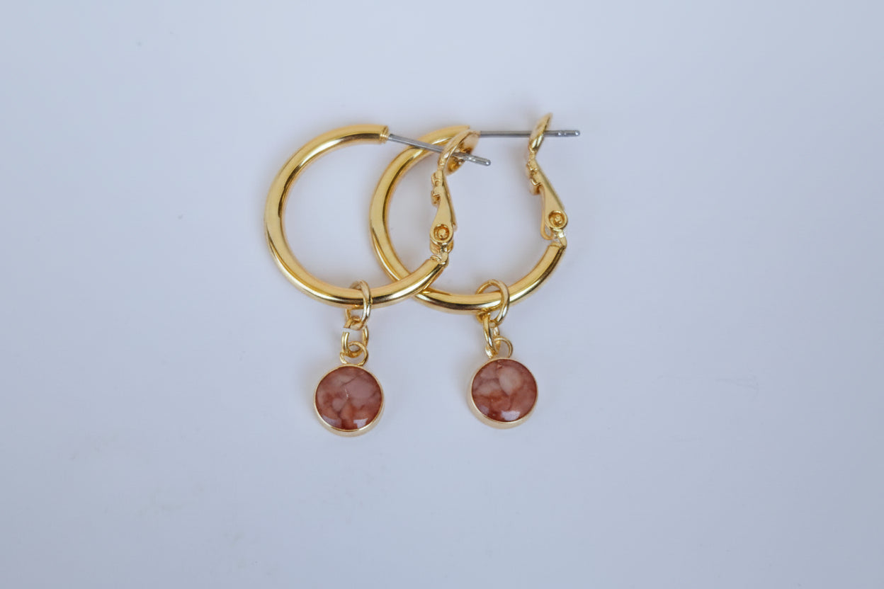 Goldene Creolen mit rundem Stein Anhänger in Rosa