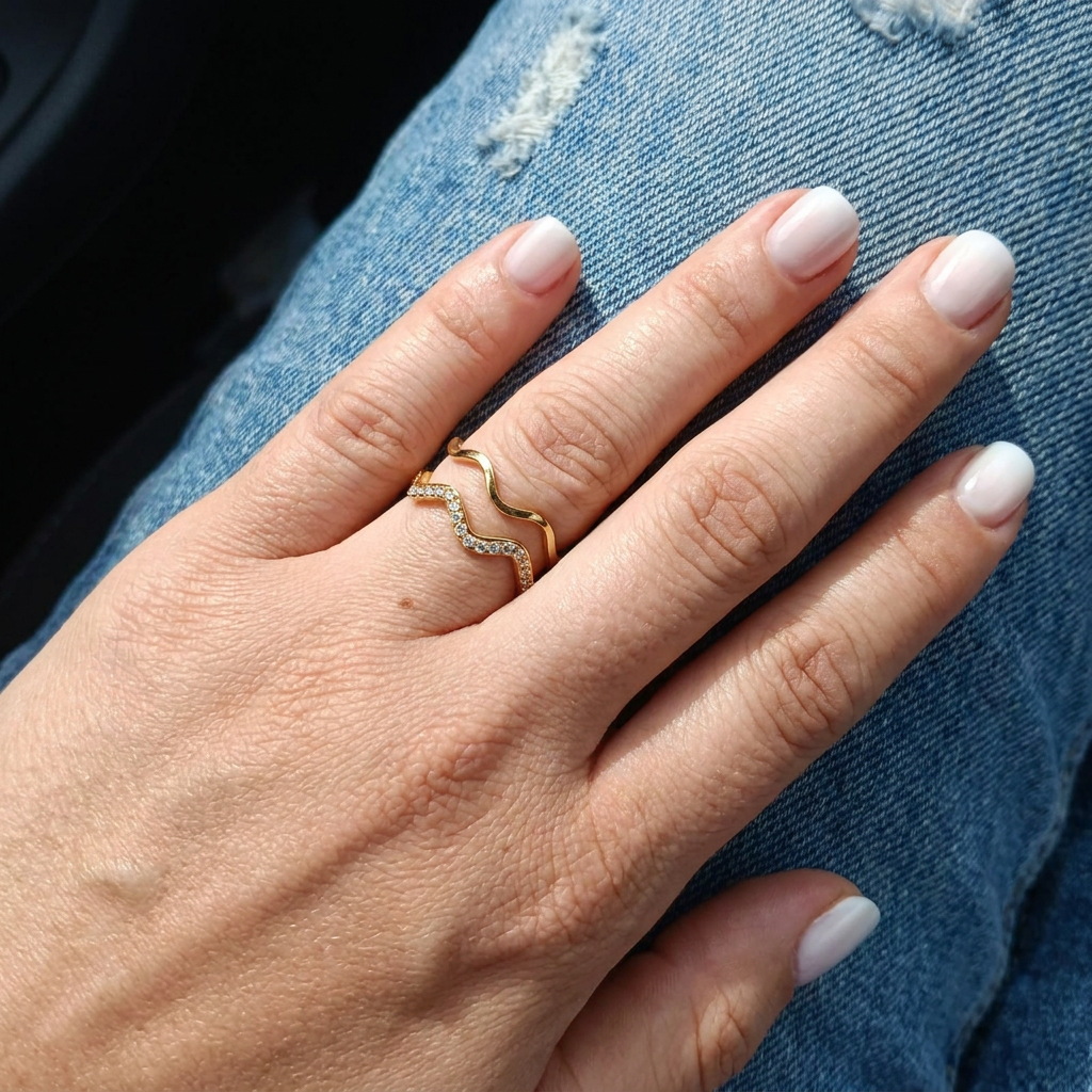 Wellen Ring mit Steinchen