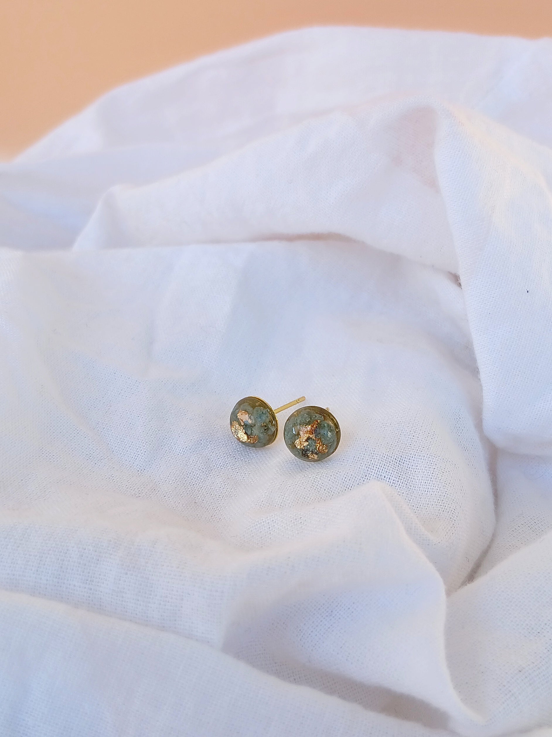 Vergoldete Ohrstecker mit grünem Flussstein