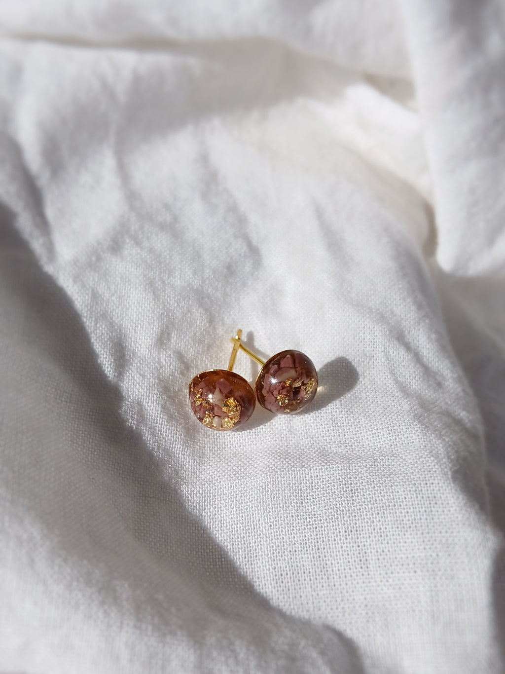 Ohrstecker Gold mit lila Naturstein
