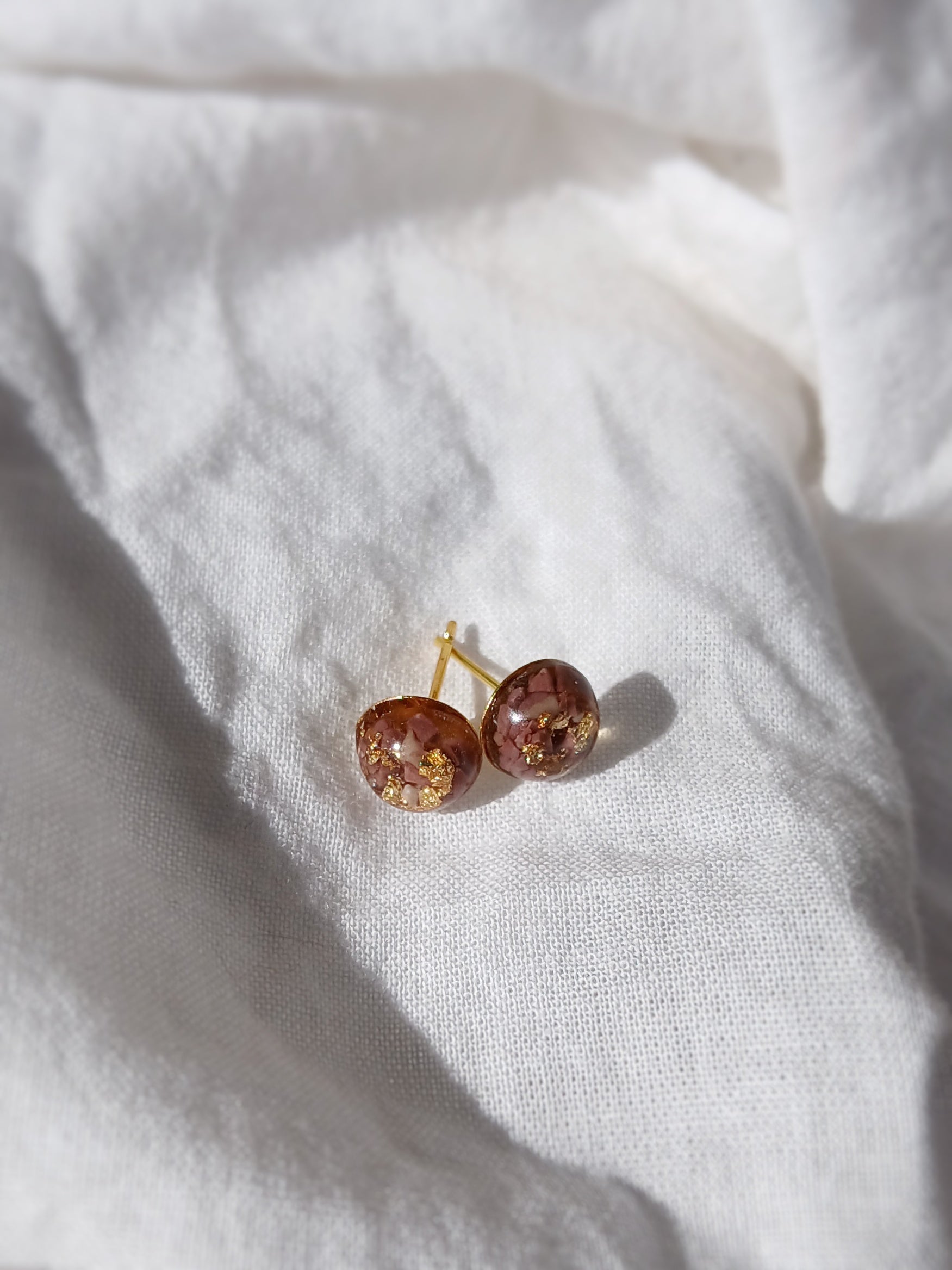Ohrstecker Gold mit lila Naturstein