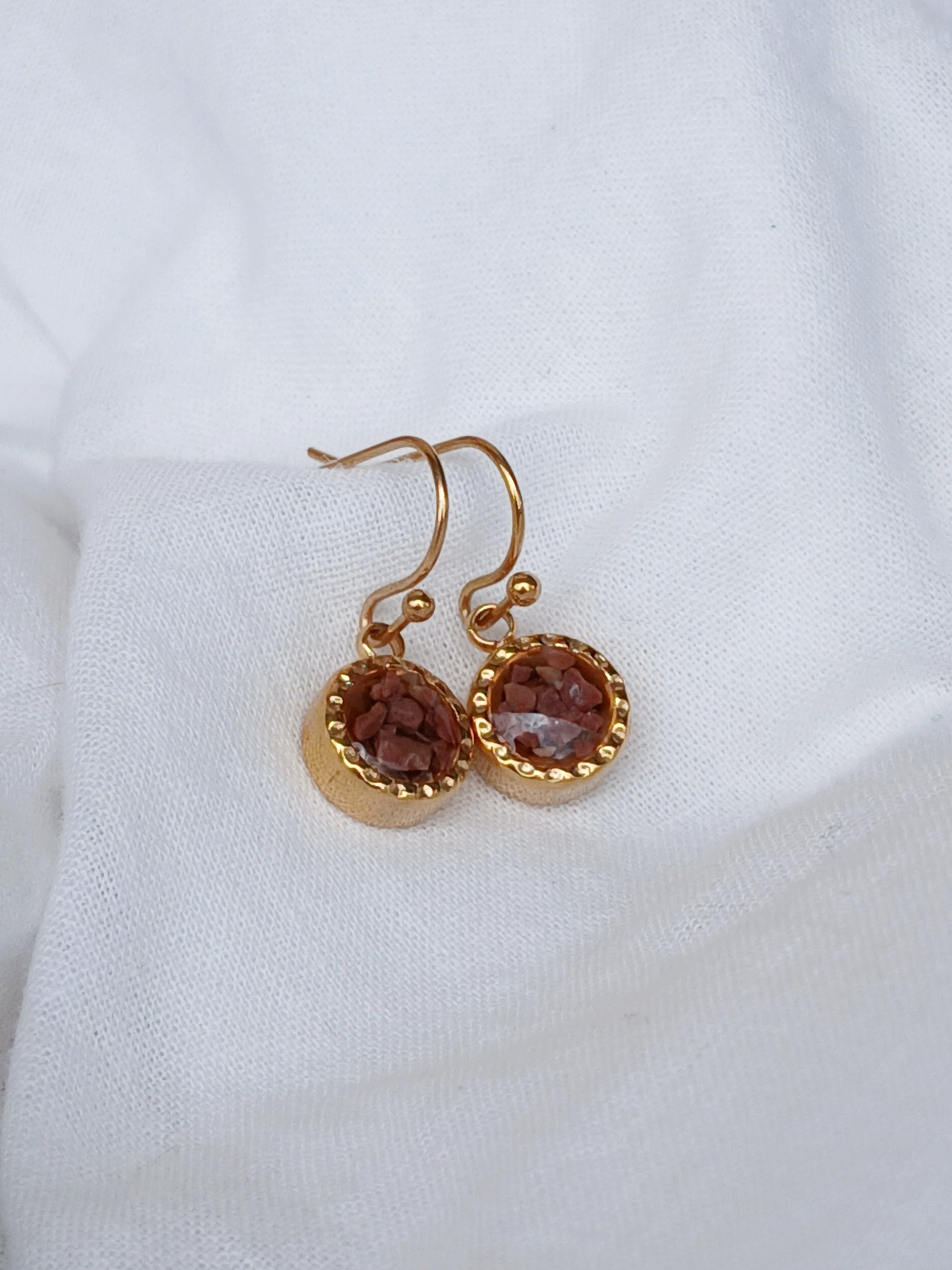 Goldene Ohrhänger aus Edelstahl mit lila Naturstein