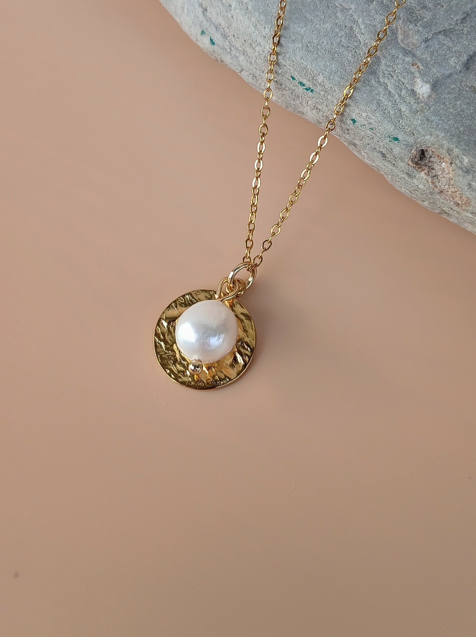 Goldene Halskette mit Süßwasserperlen Anhänger