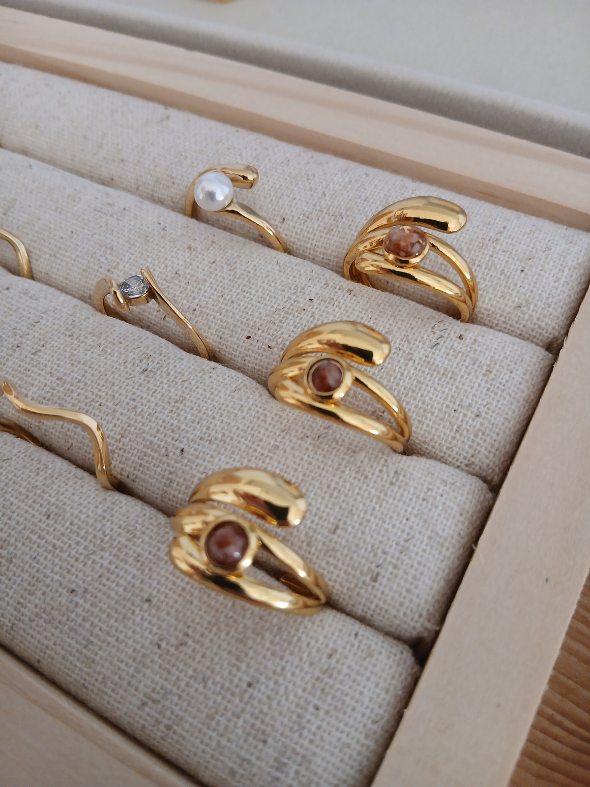 Goldener Statement Ring mit dunkelrosa Quarz - Maja