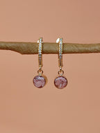 Edelstahl Creolen mit Rosa Naturstein baumelnd