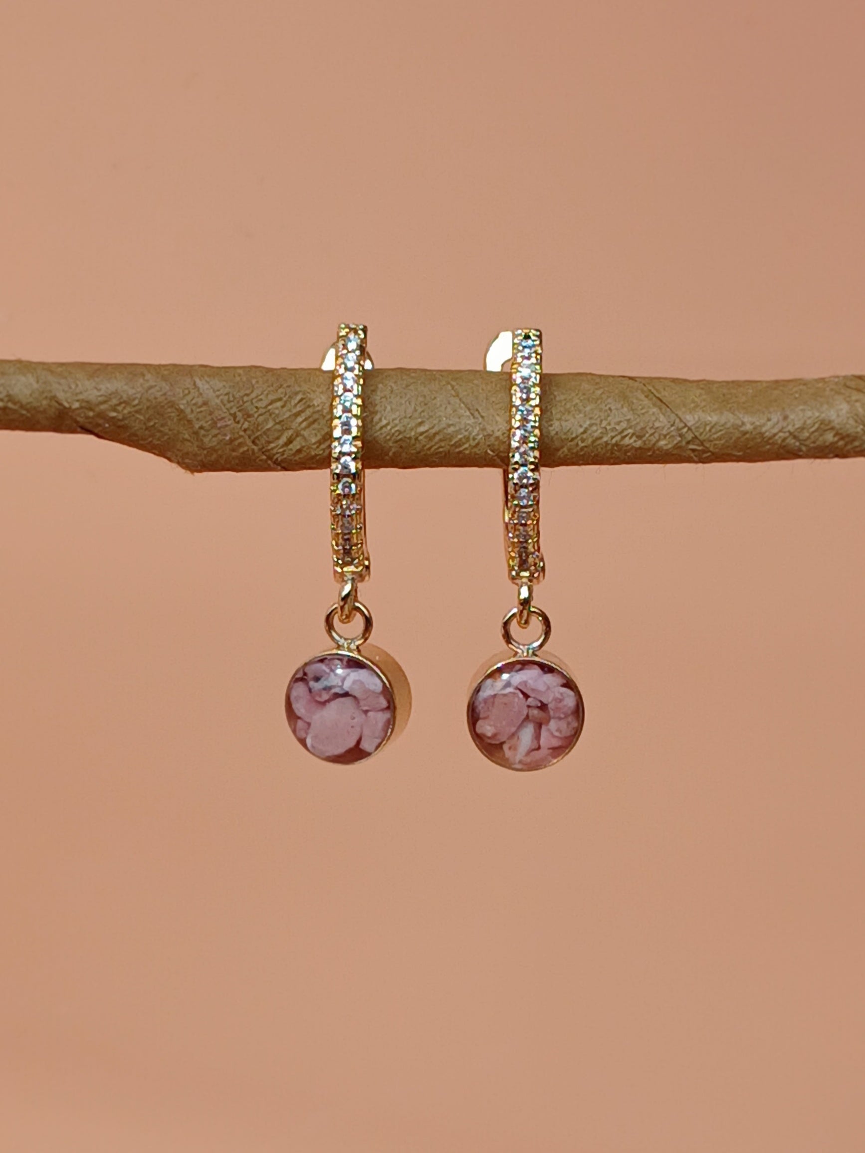 Edelstahl Creolen mit Rosa Naturstein baumelnd