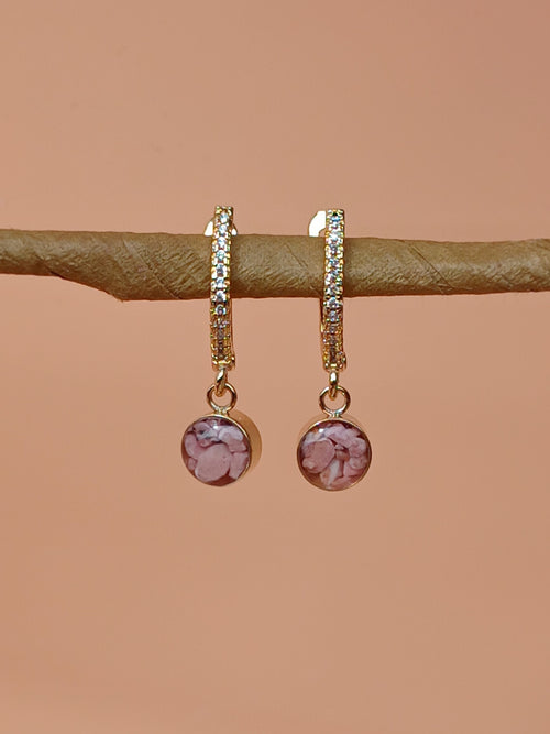 Edelstahl Creolen mit Rosa Naturstein baumelnd