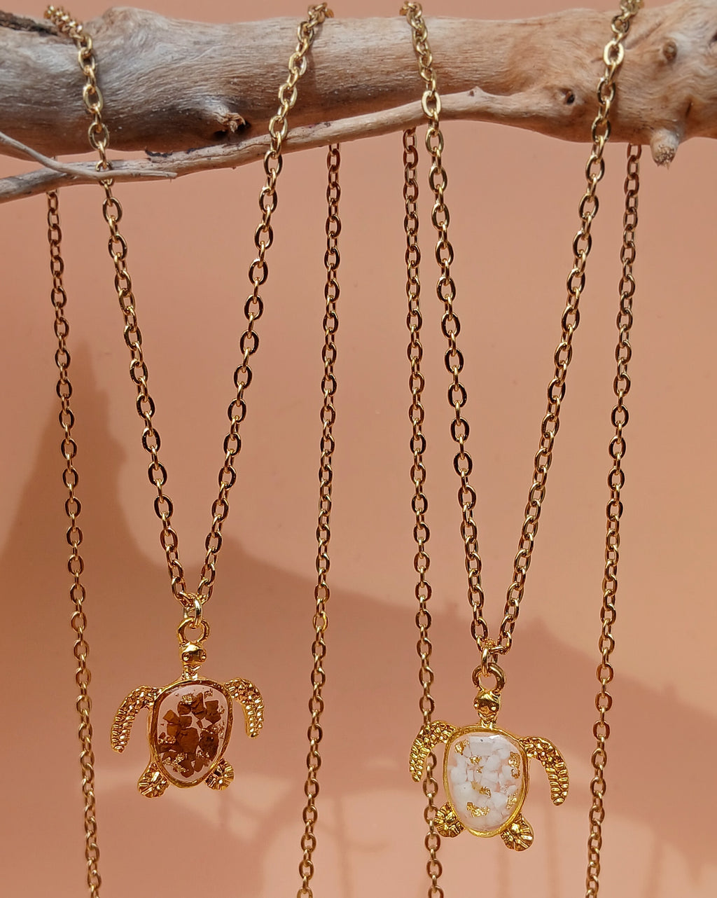 Goldene Halskette mit Schildkröten Anhänger