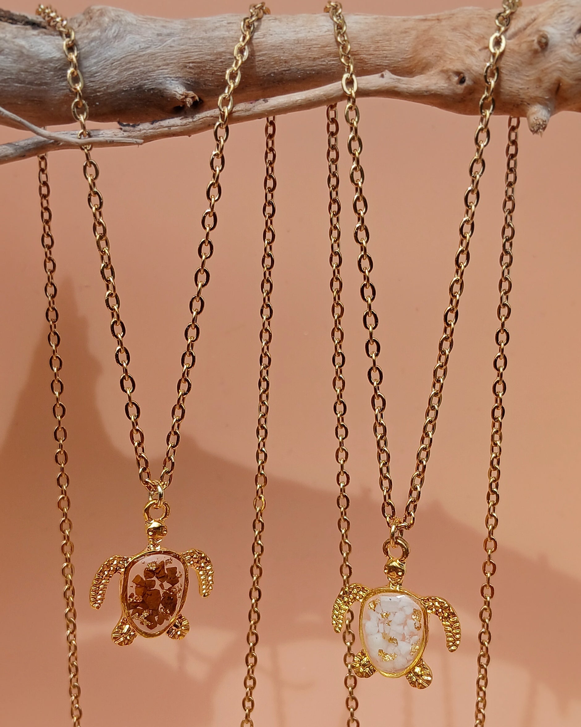 Goldene Halskette mit Schildkröten Anhänger