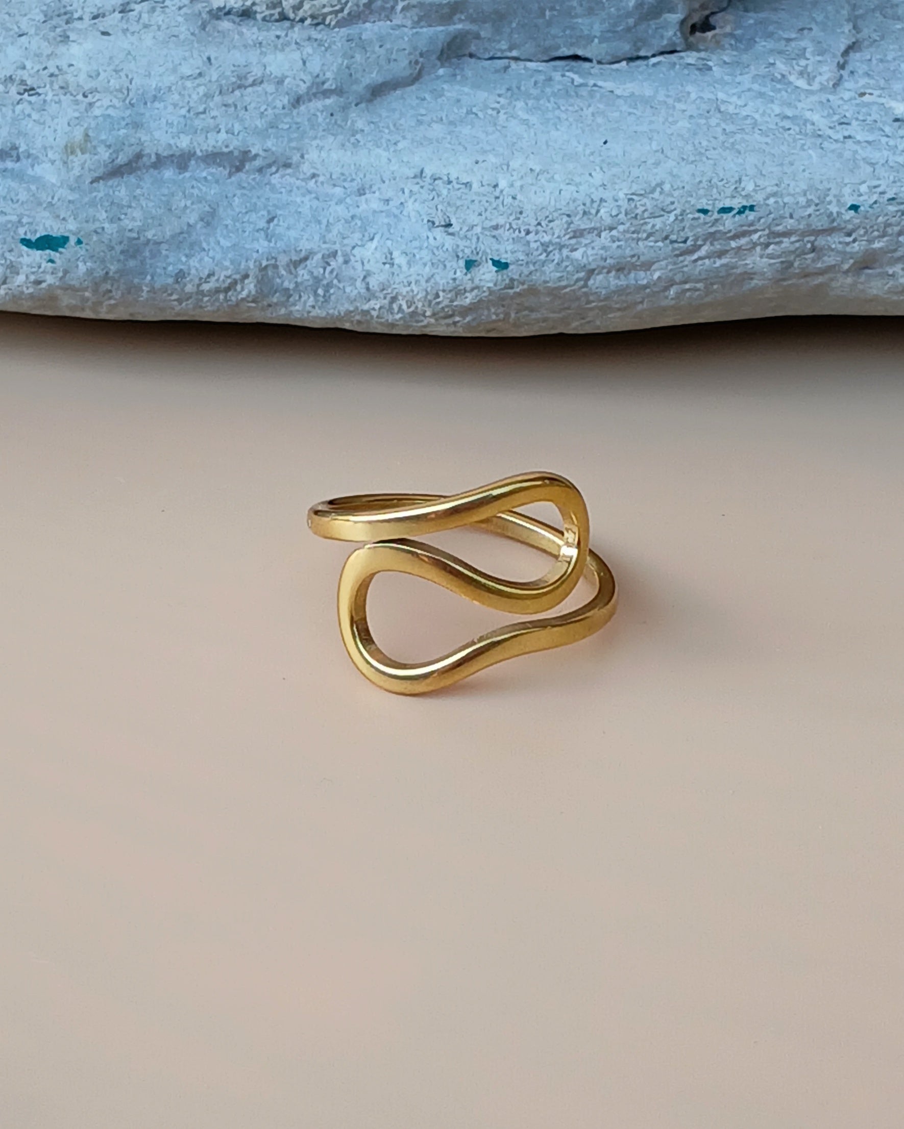 Damen Ring geschwungen