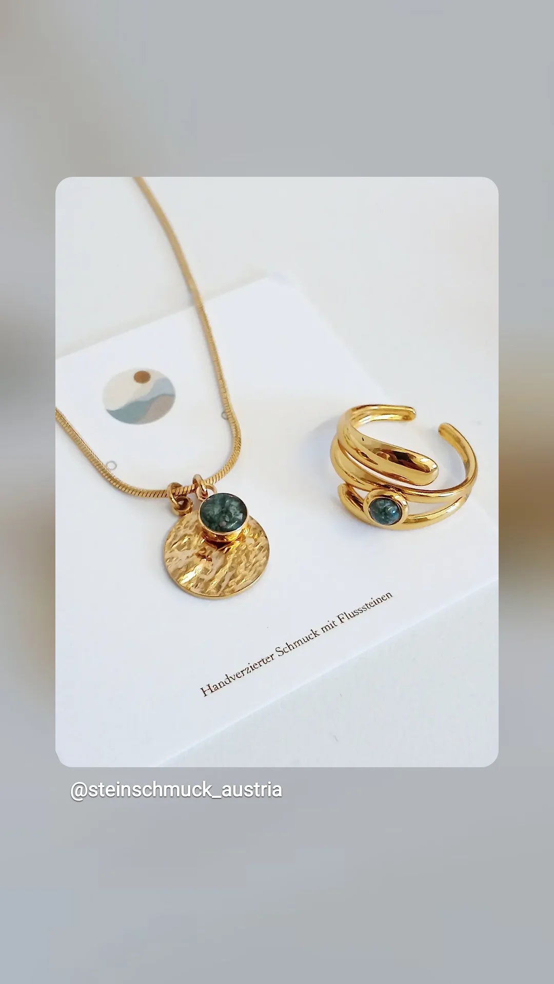 Goldener Statement Ring mit grünem Naturstein - Maja
